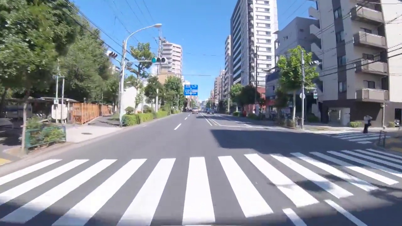 在东京夏季的城市街道上，广角拍摄的驾驶城市景观视频下载