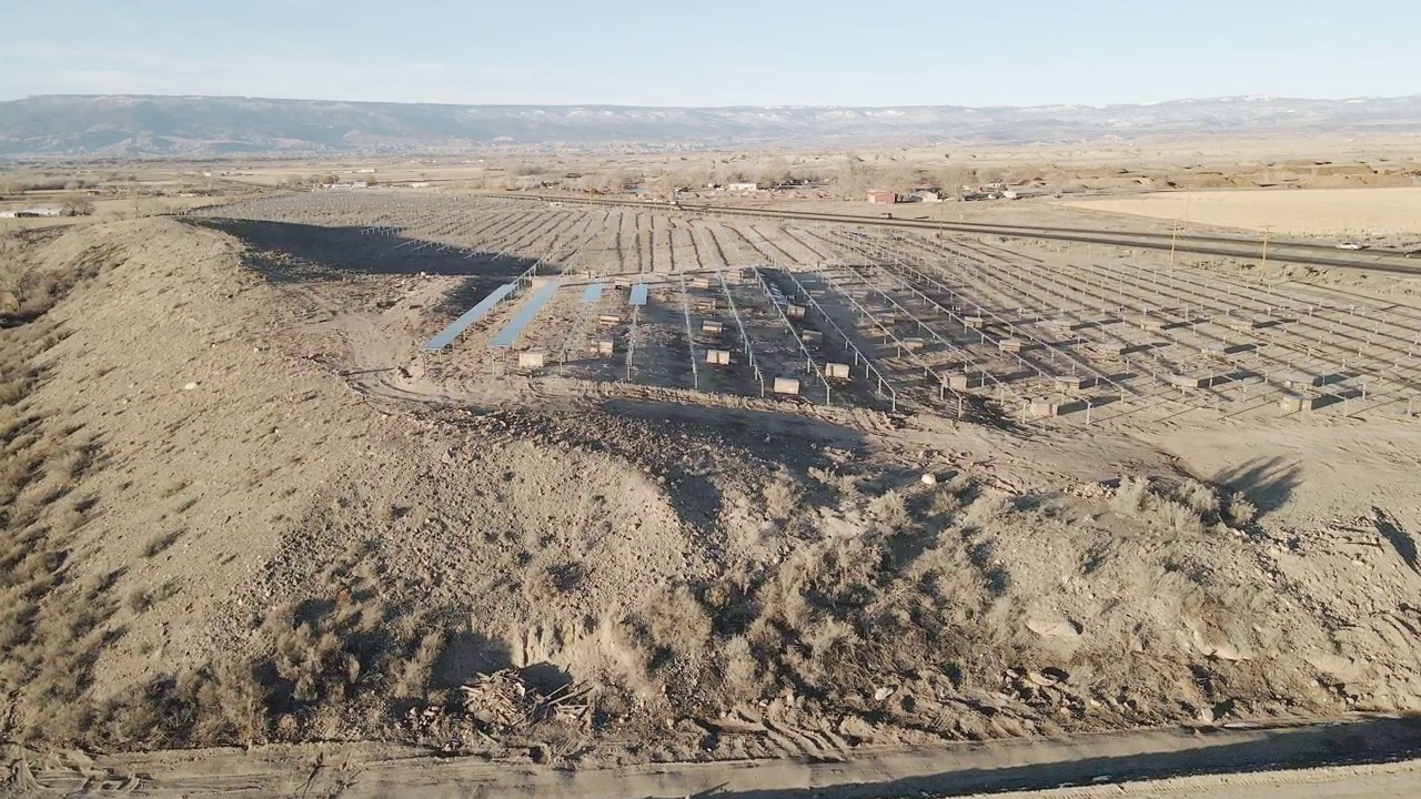 新太阳能收集站之间的三角洲和蒙特罗斯，在科罗拉多州西部，空中无人机的镜头视频下载