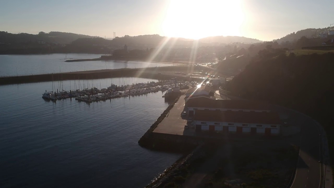 日落时分，无人机在渔港上空飞行视频素材