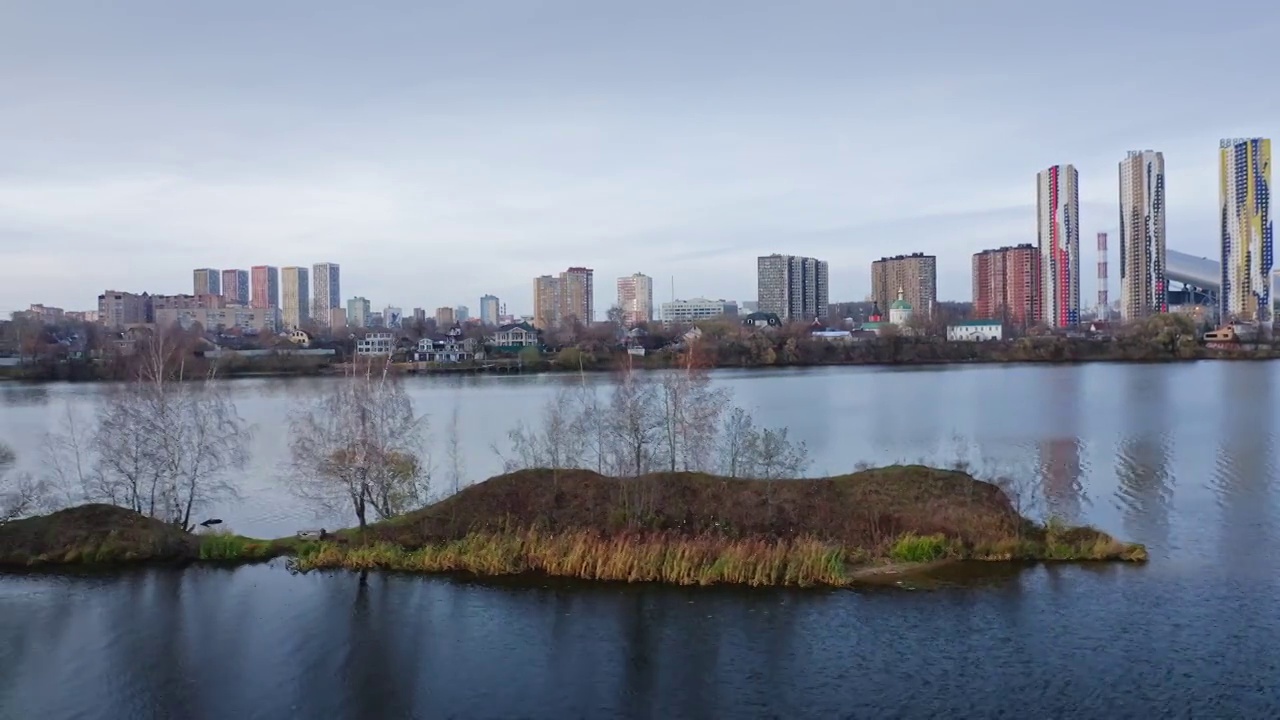 大城市之间的自然公园和湖泊的航拍镜头视频素材