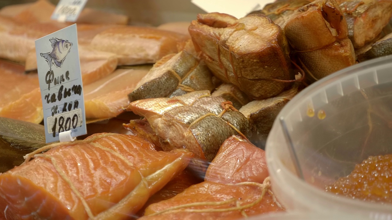 店里的柜台上卖着美味的熏咸红鱼片视频素材