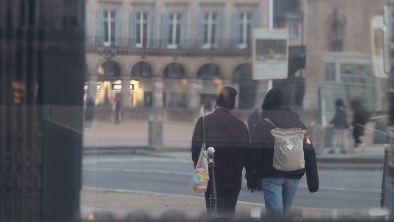 巴黎街头的人们视频下载