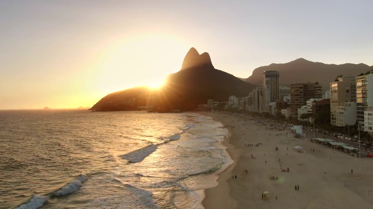 在巴西里约热内卢的伊帕内玛海滩上的日落鸟瞰图视频素材