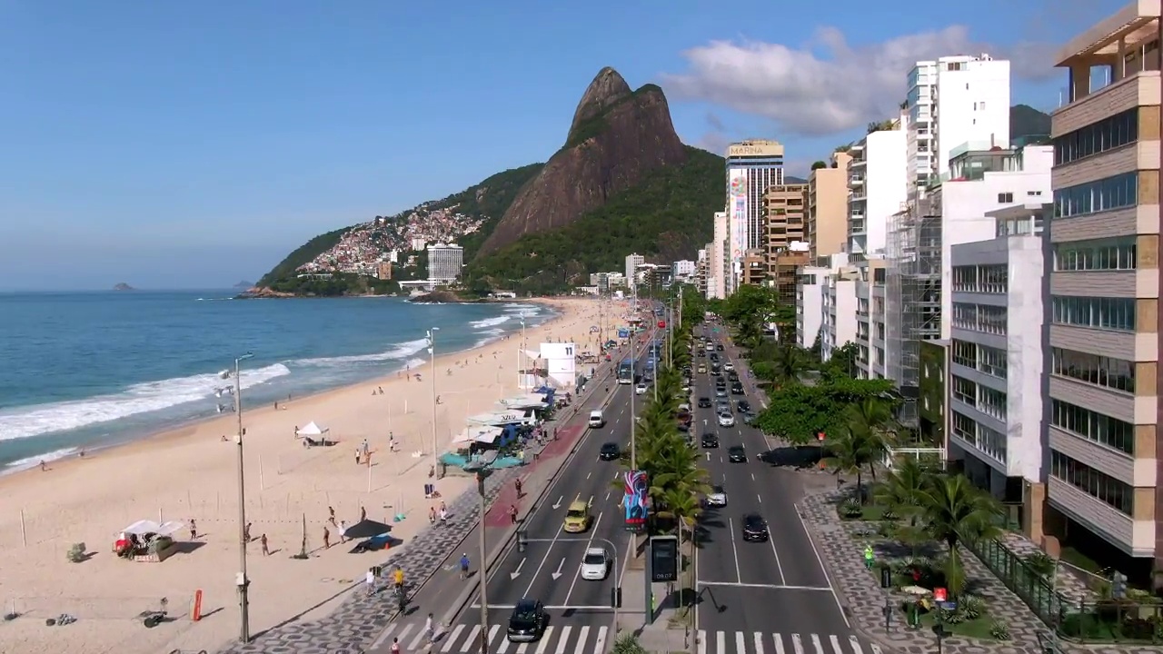 鸟瞰图的伊帕内马海滩在夏天的里约热内卢里约热内卢，巴西视频素材