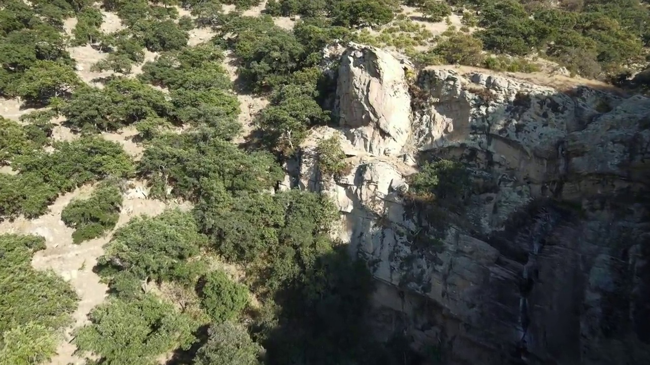 登山者和岩石视频素材