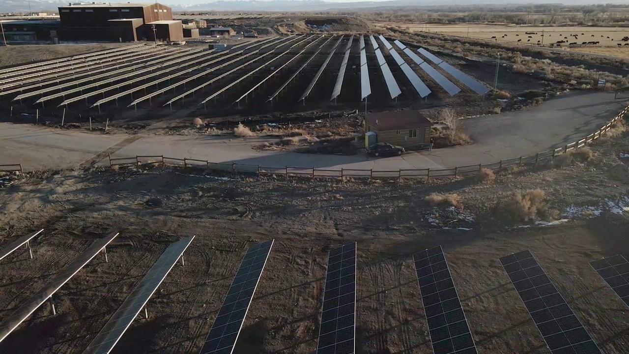 新太阳能收集站之间的三角洲和蒙特罗斯，在科罗拉多州西部，空中无人机的镜头视频下载