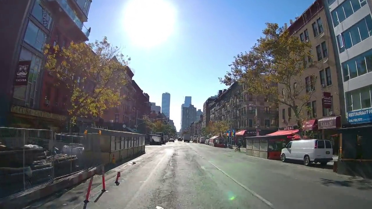 纽约市道路建设和餐馆街道庇护所的驾驶镜头视频素材