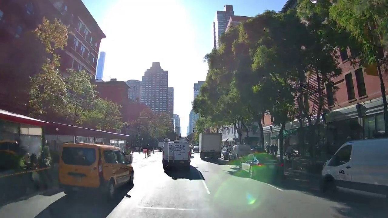 开车经过纽约市的餐馆街庇护所视频素材