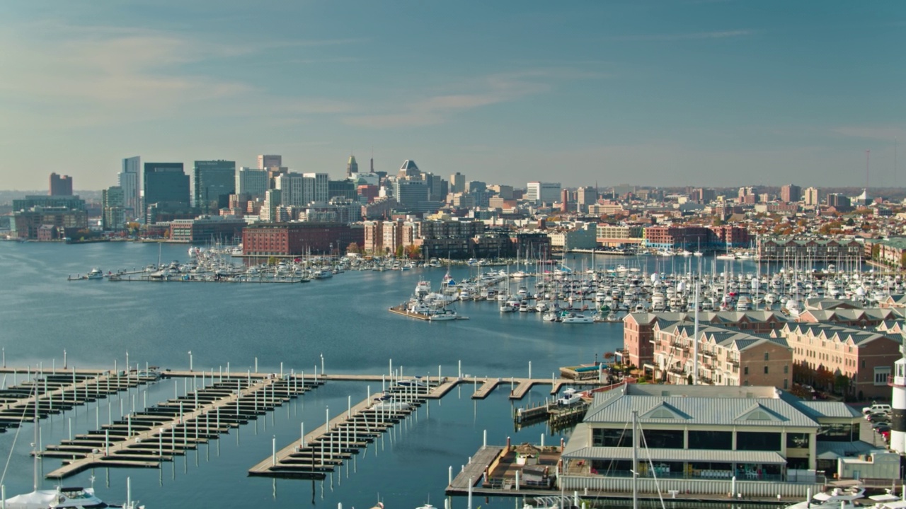 在巴尔的摩港口的码头与城市景观超越视频下载