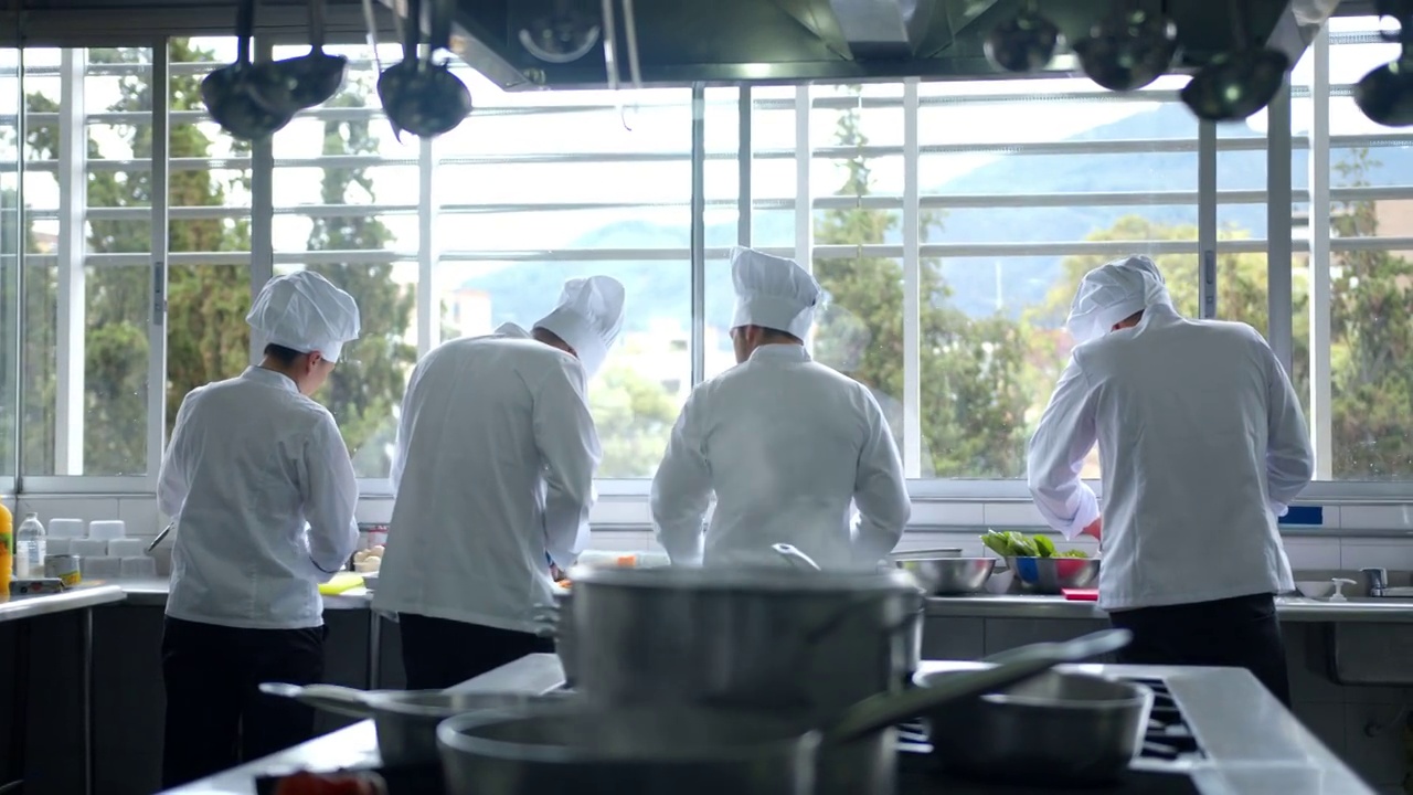 拉丁美洲团队的厨师和烹饪助理切食物准备饭菜在餐厅视频素材