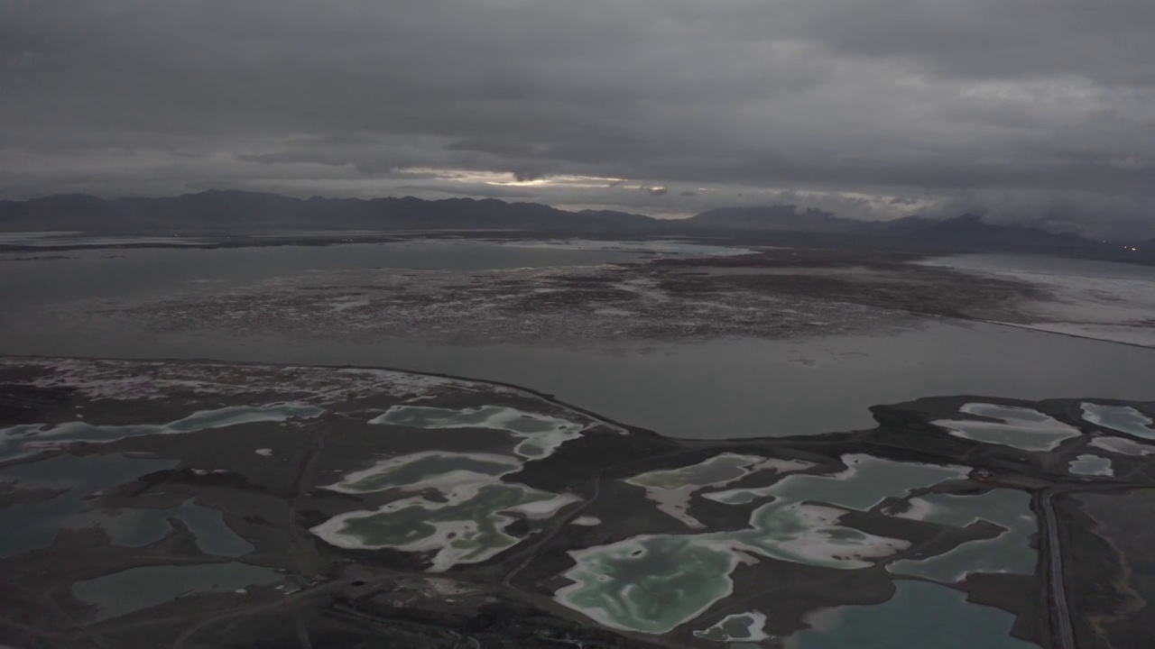 阴天，一丝阳光透过云朵，碧绿的盐湖视频素材
