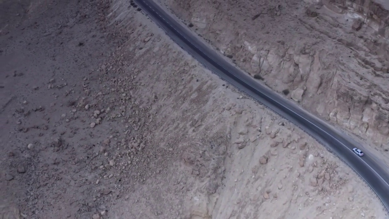 在日出的沙漠中，道路与汽车，鸟瞰图视频素材