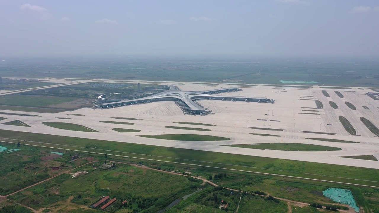 中国山东省青岛市胶州区青岛胶东国际机场鸟瞰图视频素材
