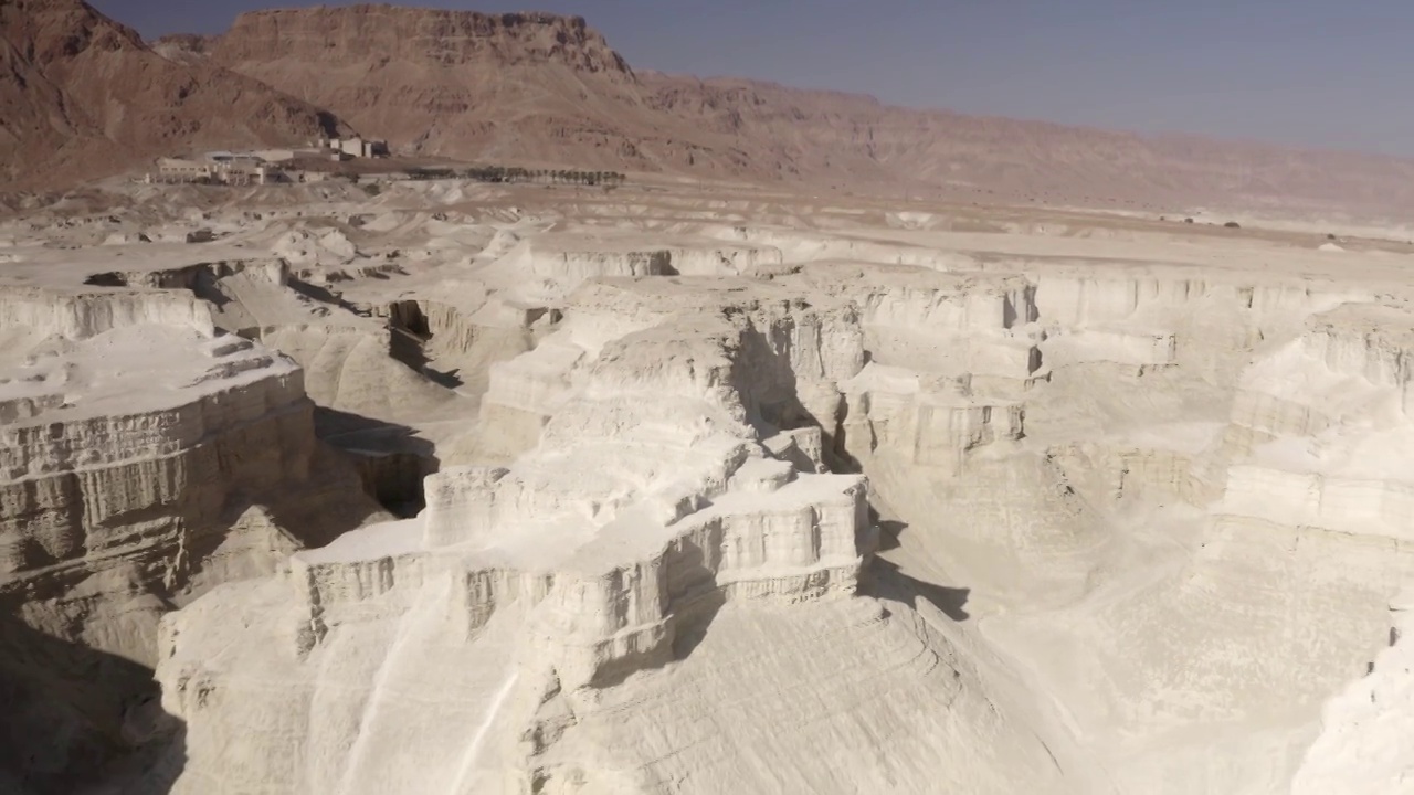 死海岩石沙漠与山脉鸟瞰图视频素材