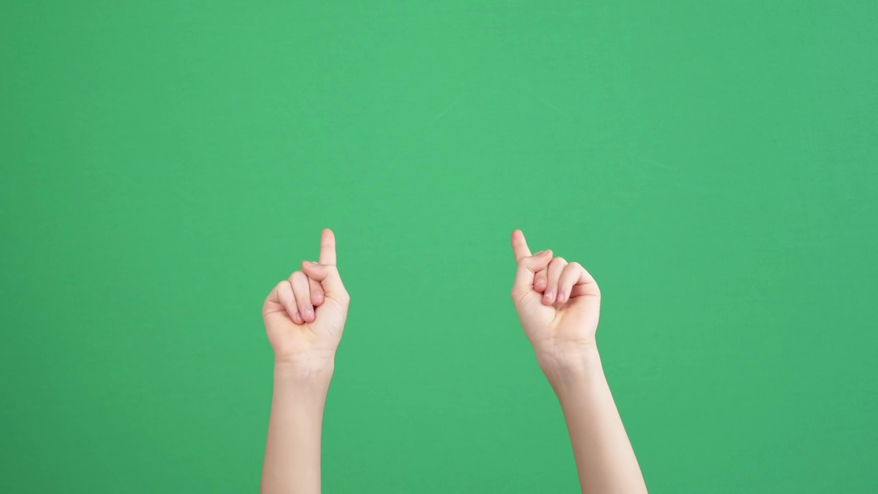孩子的手指着某人，举起双手，在绿色的屏幕背景上竖起大拇指视频素材
