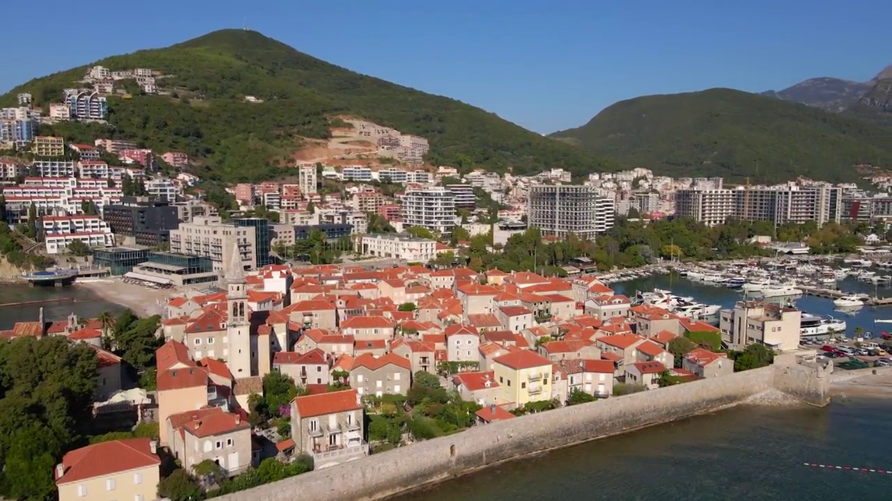 航拍视频。Slowmotion射杀。布德瓦古城是黑山共和国的旅游胜地视频素材