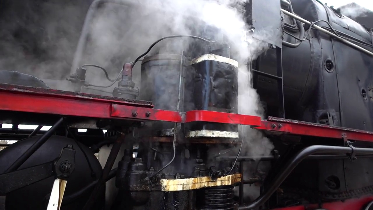 一辆复古的蒸汽机车准备离开车站。视频下载