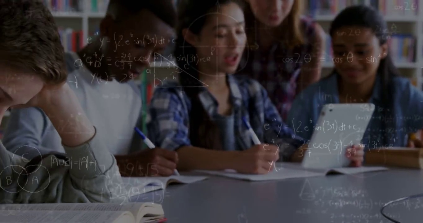 数学方程的动画在教室里使用平板电脑的学生视频素材