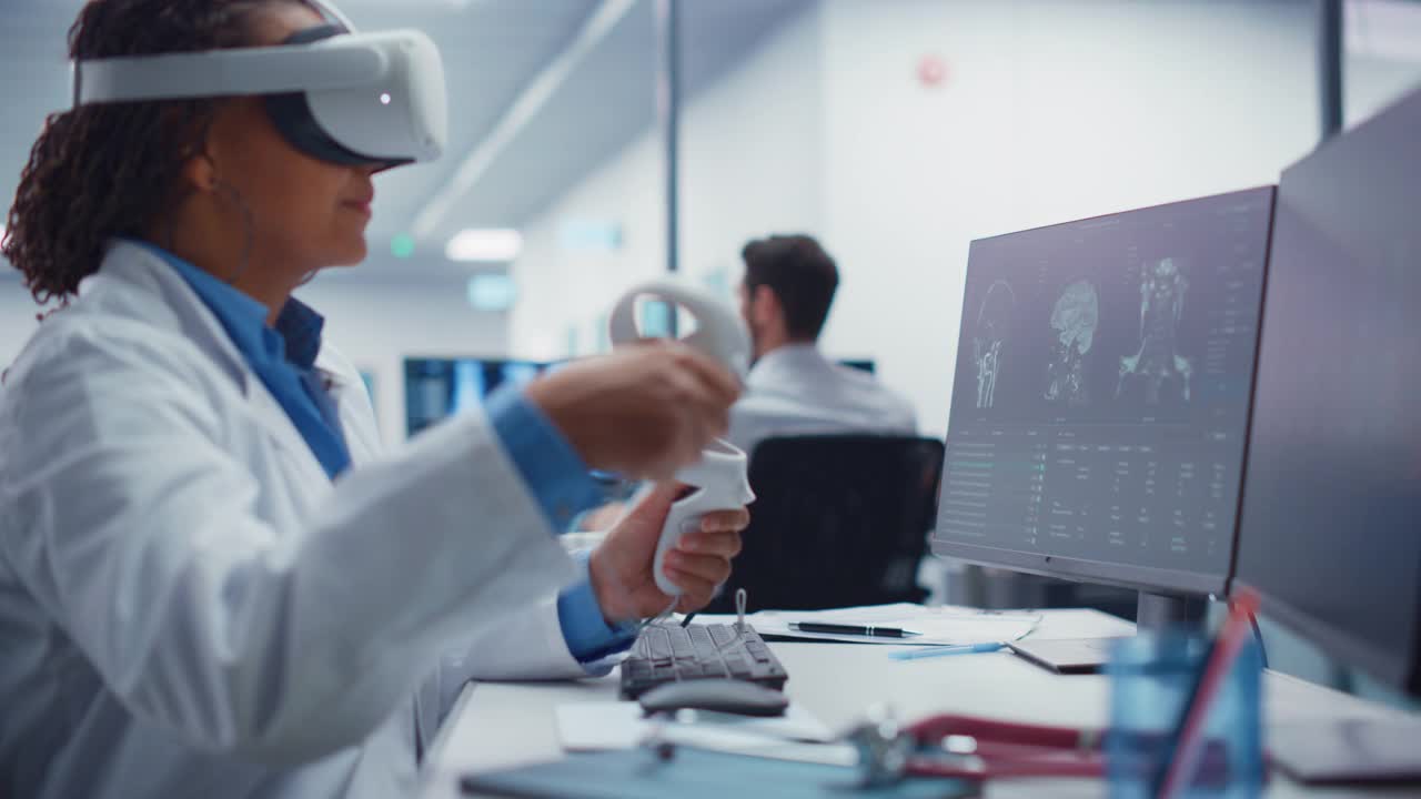 未来医疗医院:黑人女神经外科医生戴着虚拟现实头盔使用控制器远程操作病人的医疗机器人。核磁共振成像显示神经系统疾病的治疗视频素材