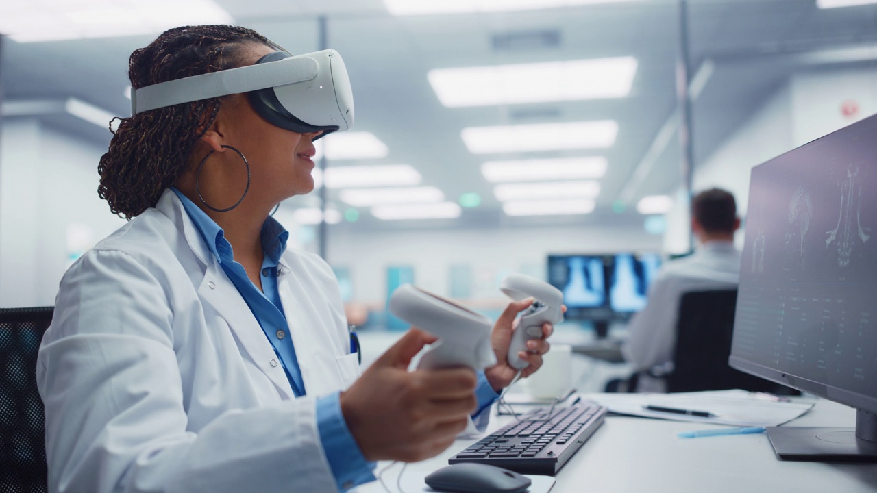 未来医学医院:神经外科医生戴着虚拟现实耳机使用控制器远程操作病人与医疗机器人。现代高科技在突破性医疗中的进展视频素材