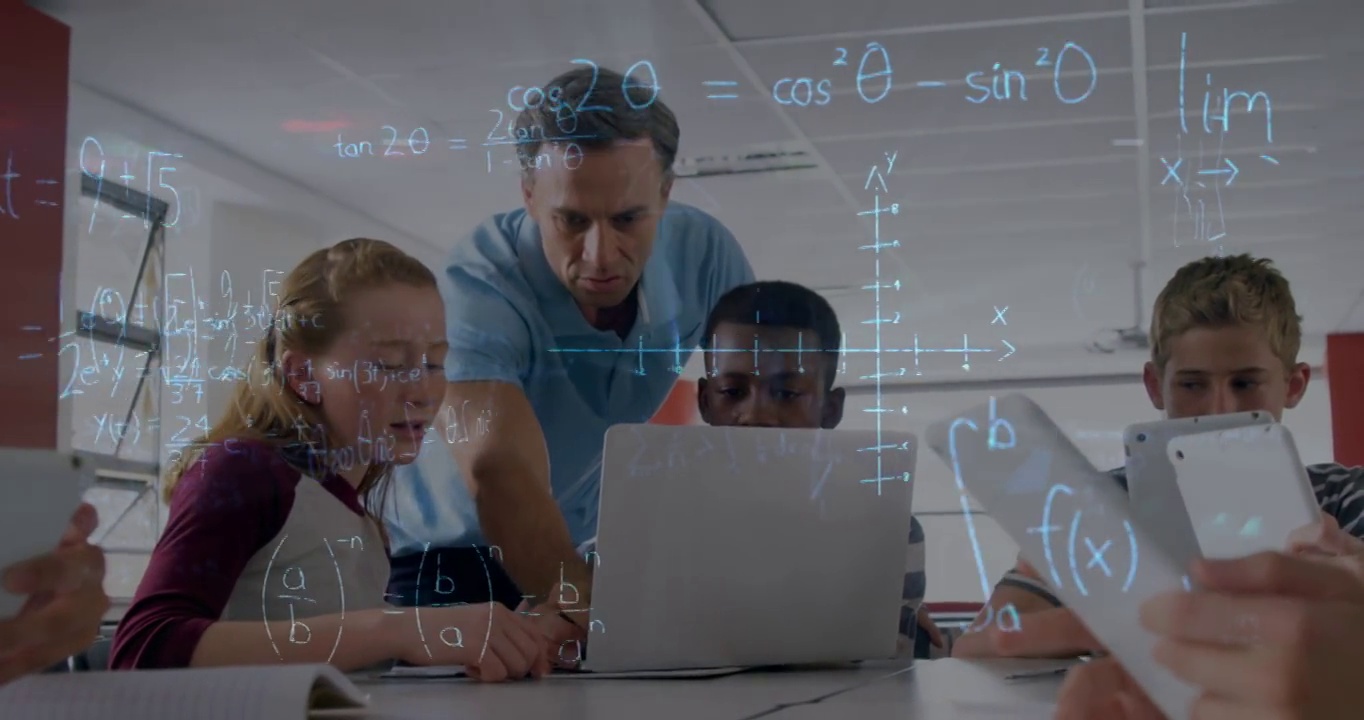在教室里使用笔记本电脑的学生的数学方程的动画视频素材