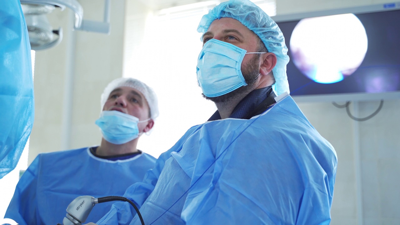 外科医生团队在医院病房里一起工作。专业的医疗专家为病人手术。视频素材