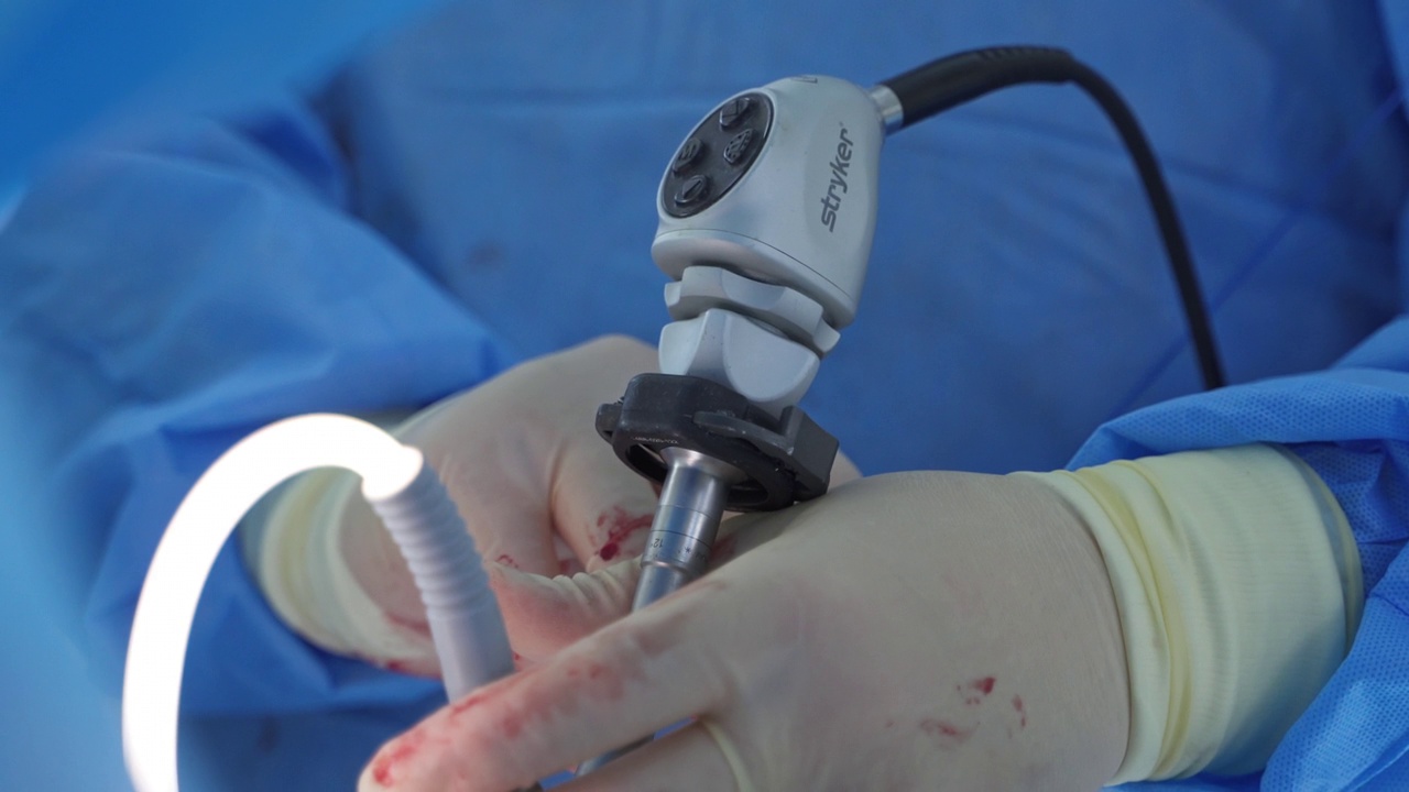 使用医疗设备进行手术的过程。外科医生带着手术设备在手术室里。视频素材