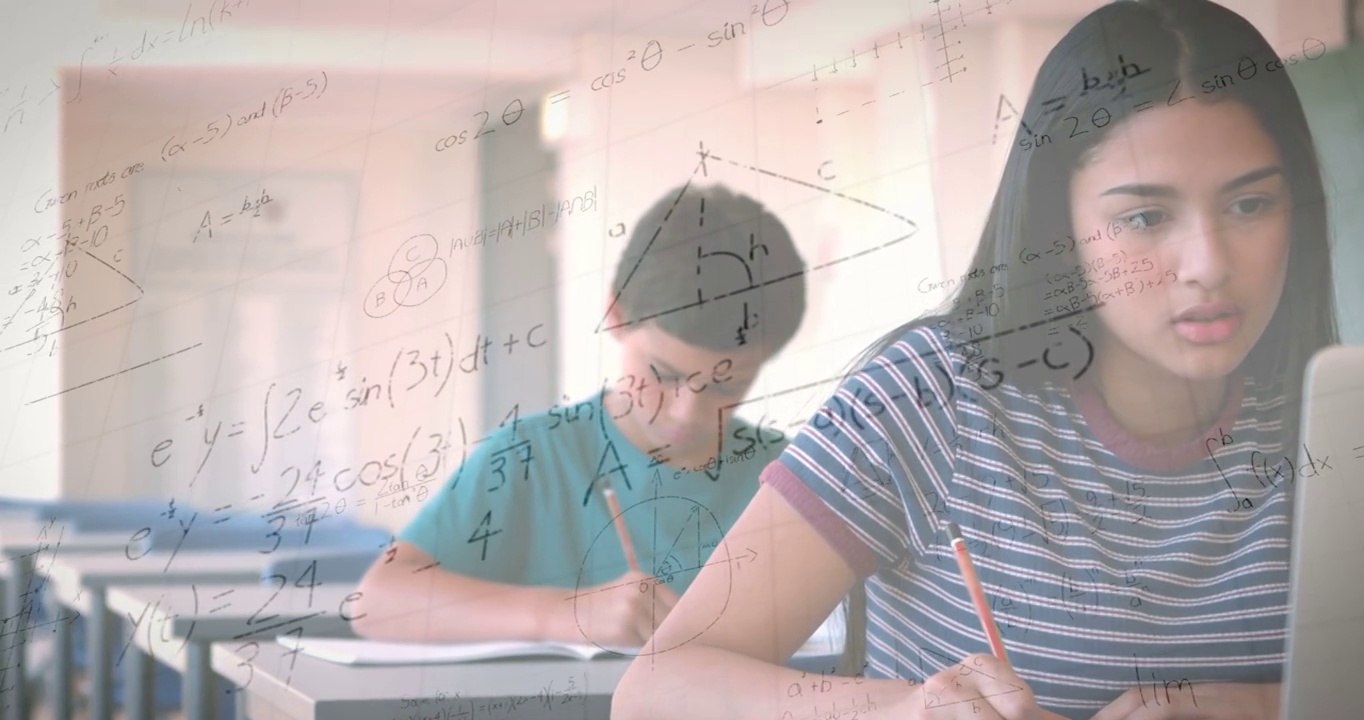 在教室里用笔记本电脑的女生的数学方程式动画视频素材
