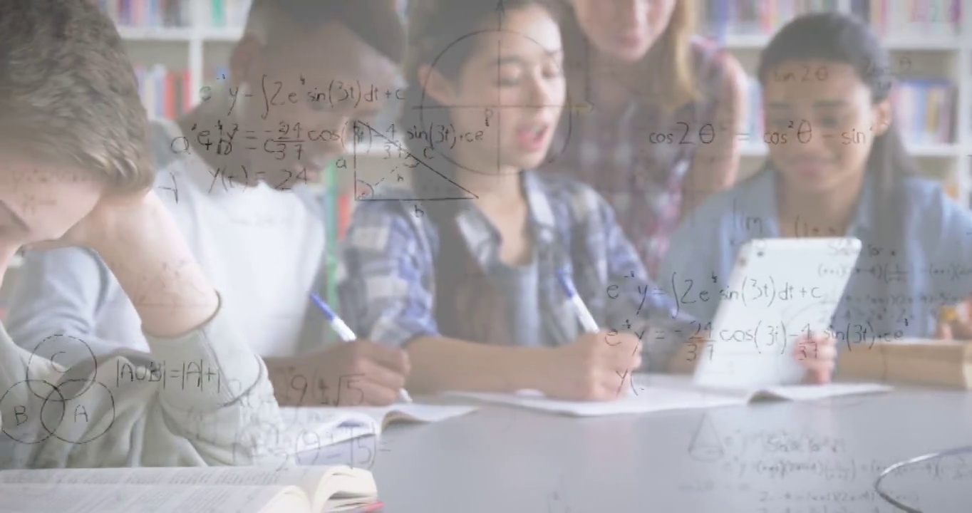 数学方程的动画在教室里使用平板电脑的学生视频素材