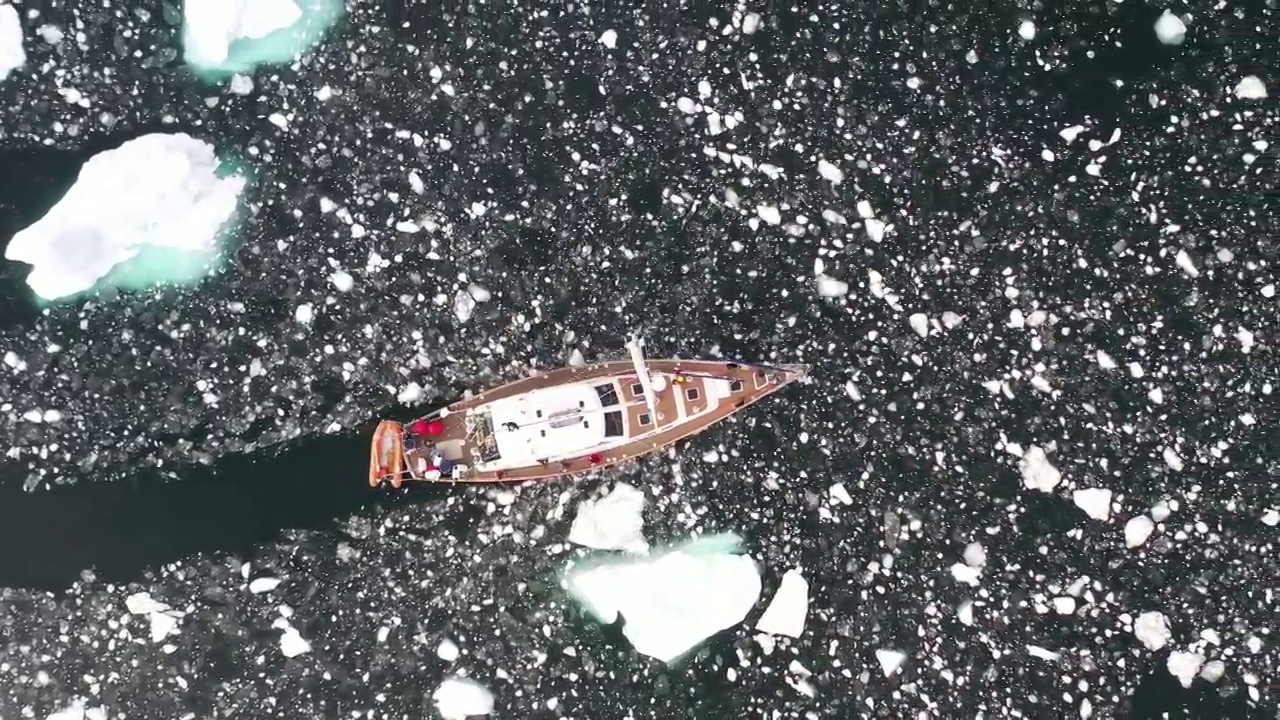 南极洲融化的冰川形成了巨大的漂浮冰山。视频素材