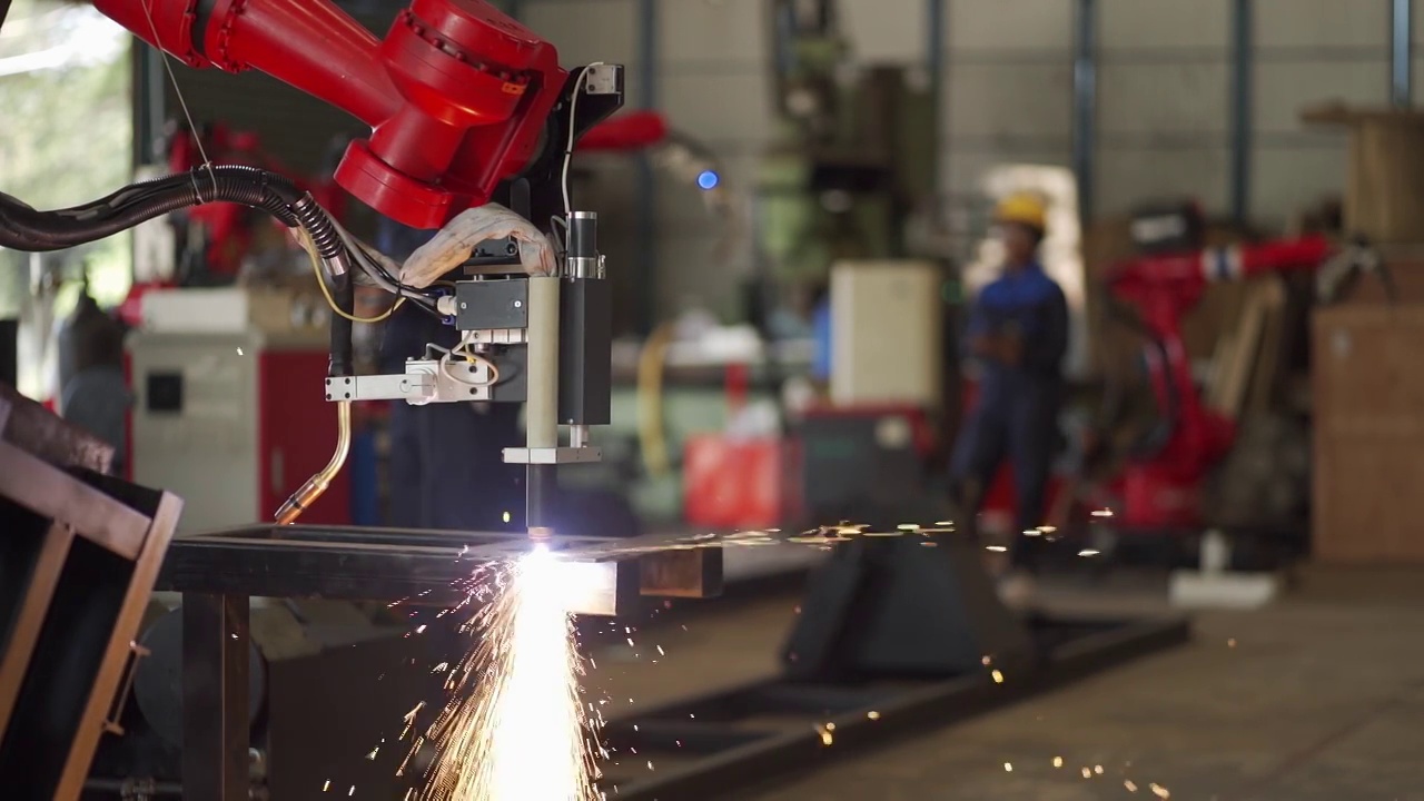 SLOW MO工业机器人汽车备件焊接视频素材