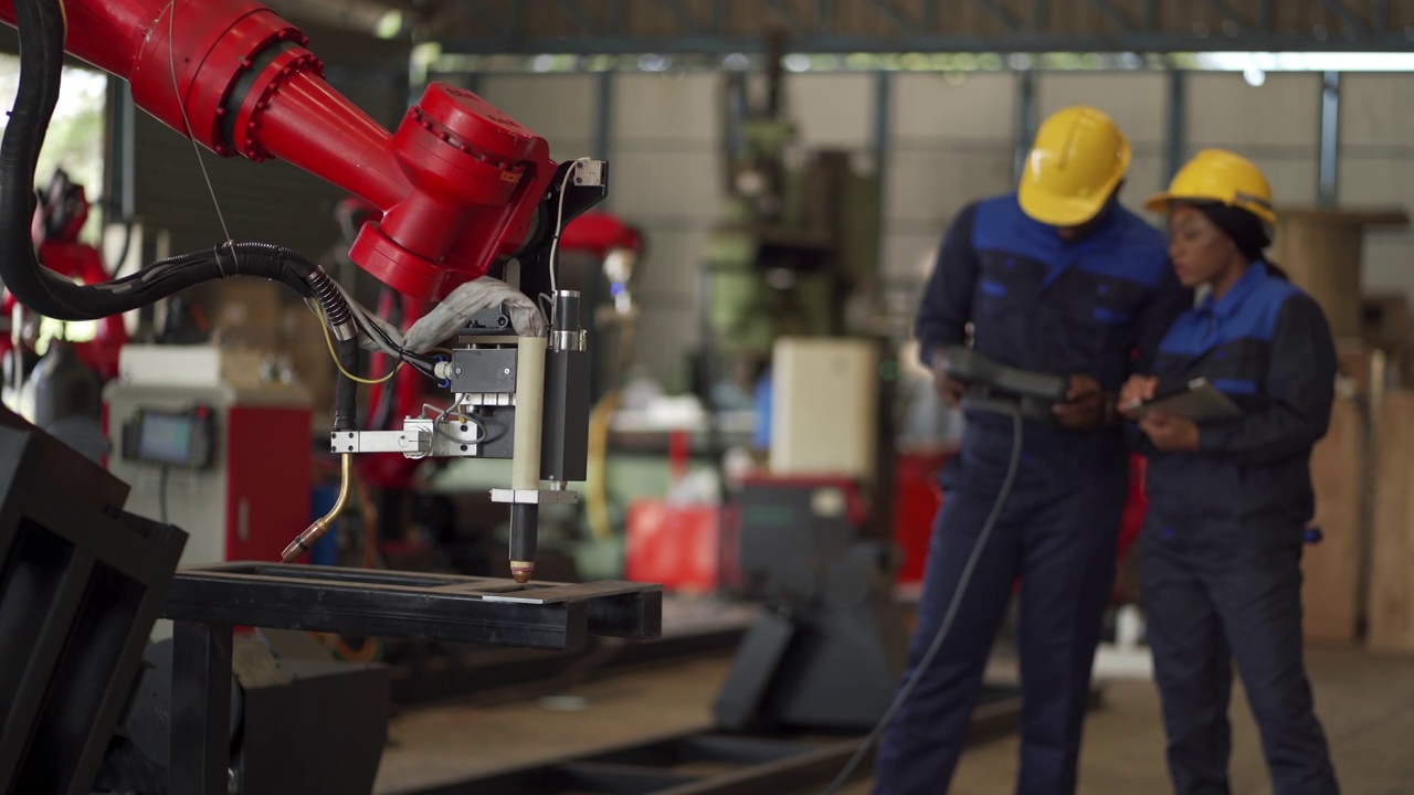 4K非洲男女工程师编程工业机器人视频素材
