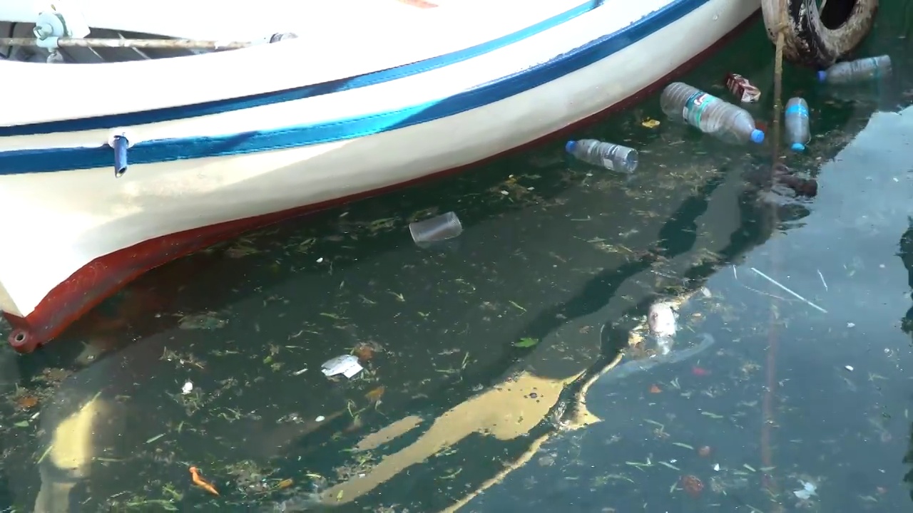 海洋污染，海上漂浮的垃圾视频素材