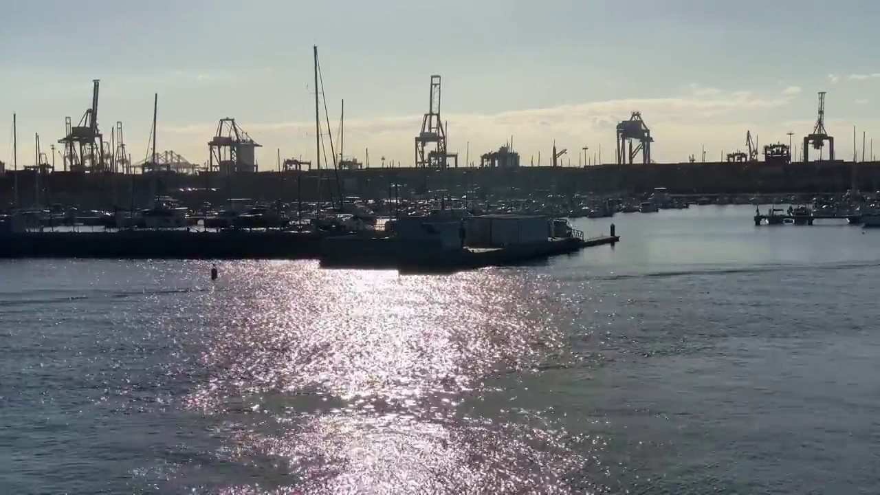 西班牙巴伦西亚港的背光视图视频素材