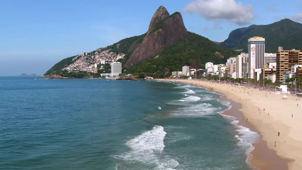 巴西里约热内卢伊帕内玛海滩夏季鸟瞰图视频下载