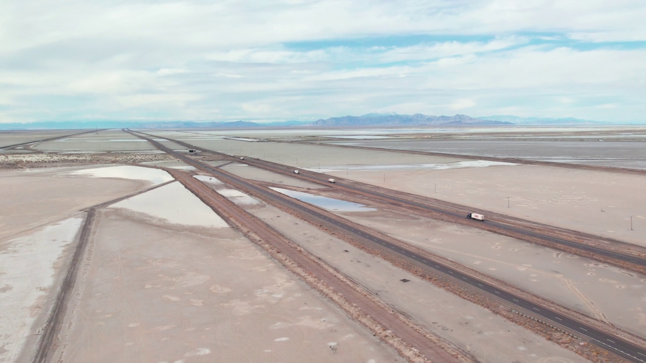 大盐湖沙漠的高速公路视频素材