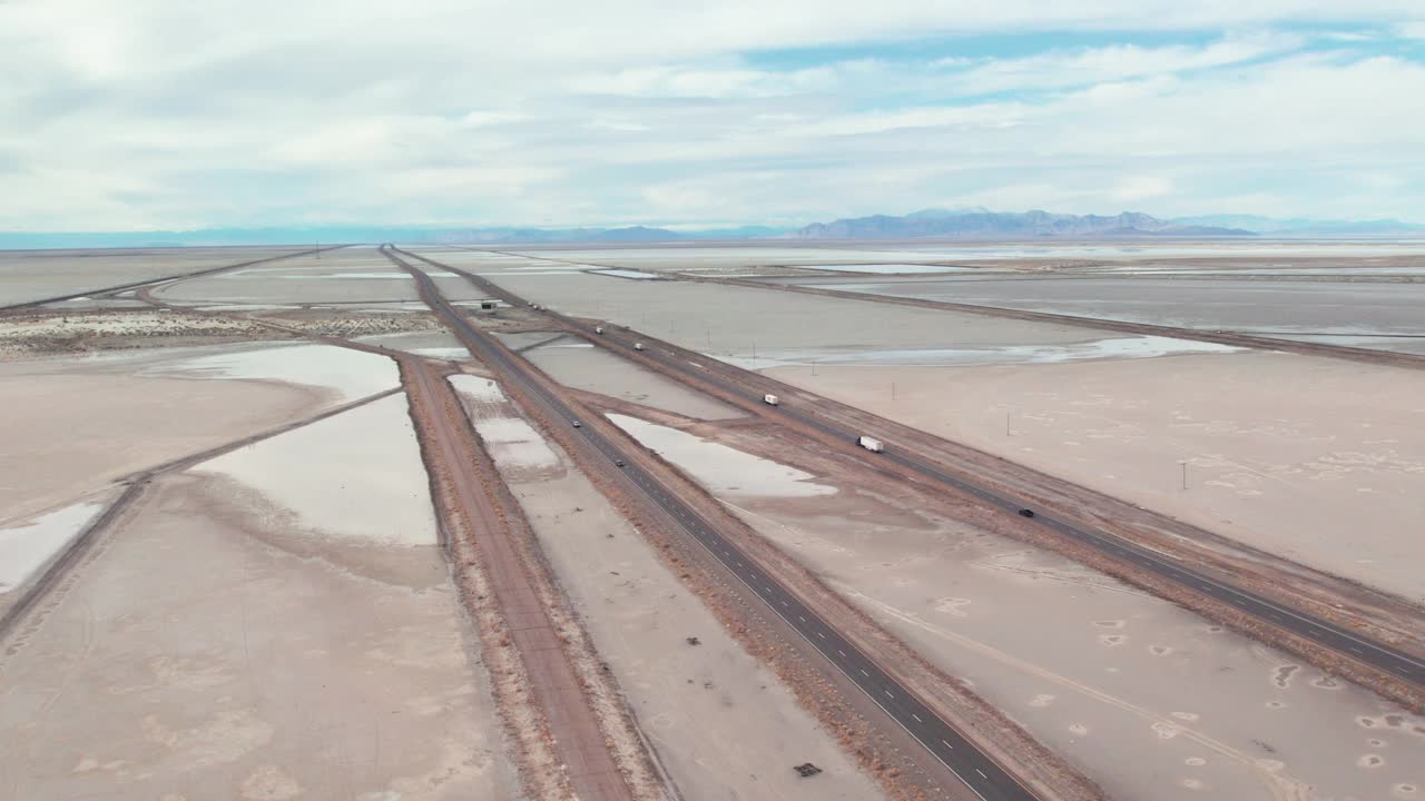 大盐湖沙漠的高速公路视频下载