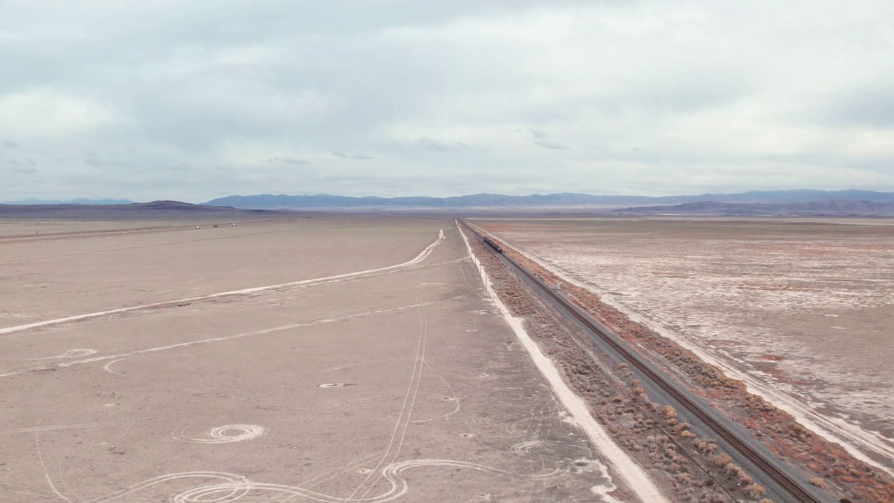 大盐湖沙漠的火车视频素材