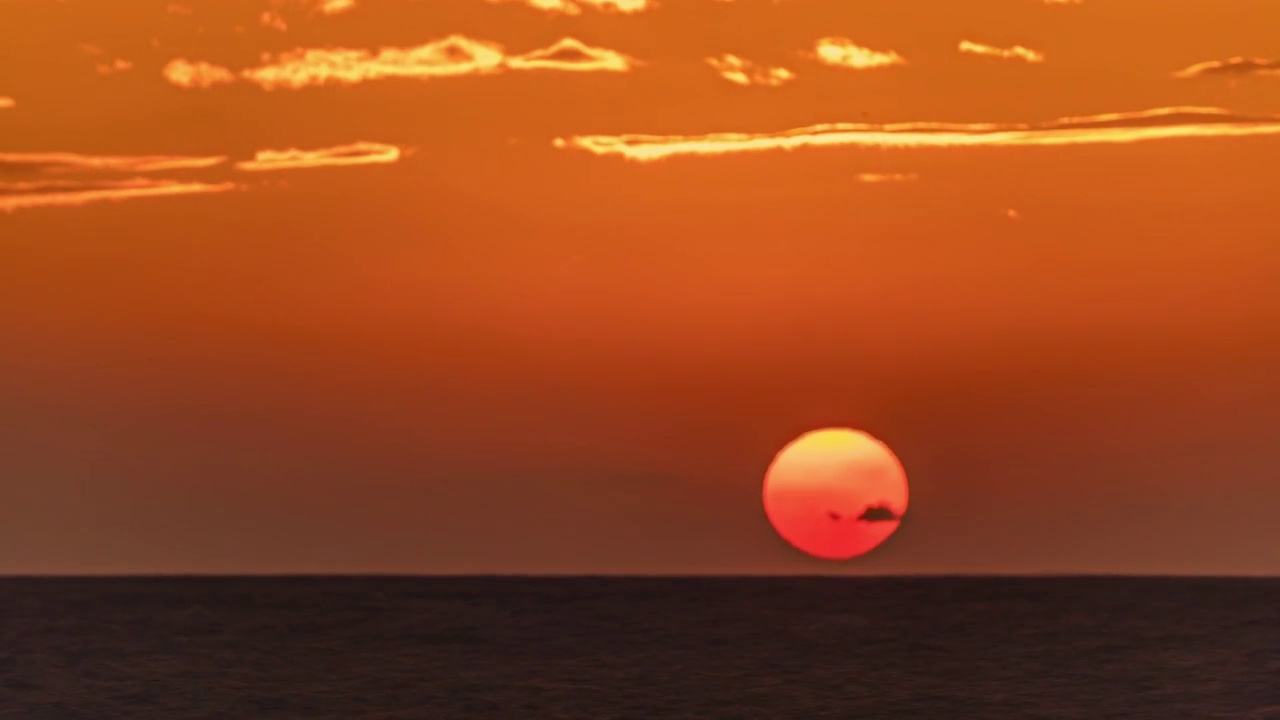 在阿拉伯海的Murud Janjira，印度马哈拉施特拉邦，黄金时间的日落镜头视频下载