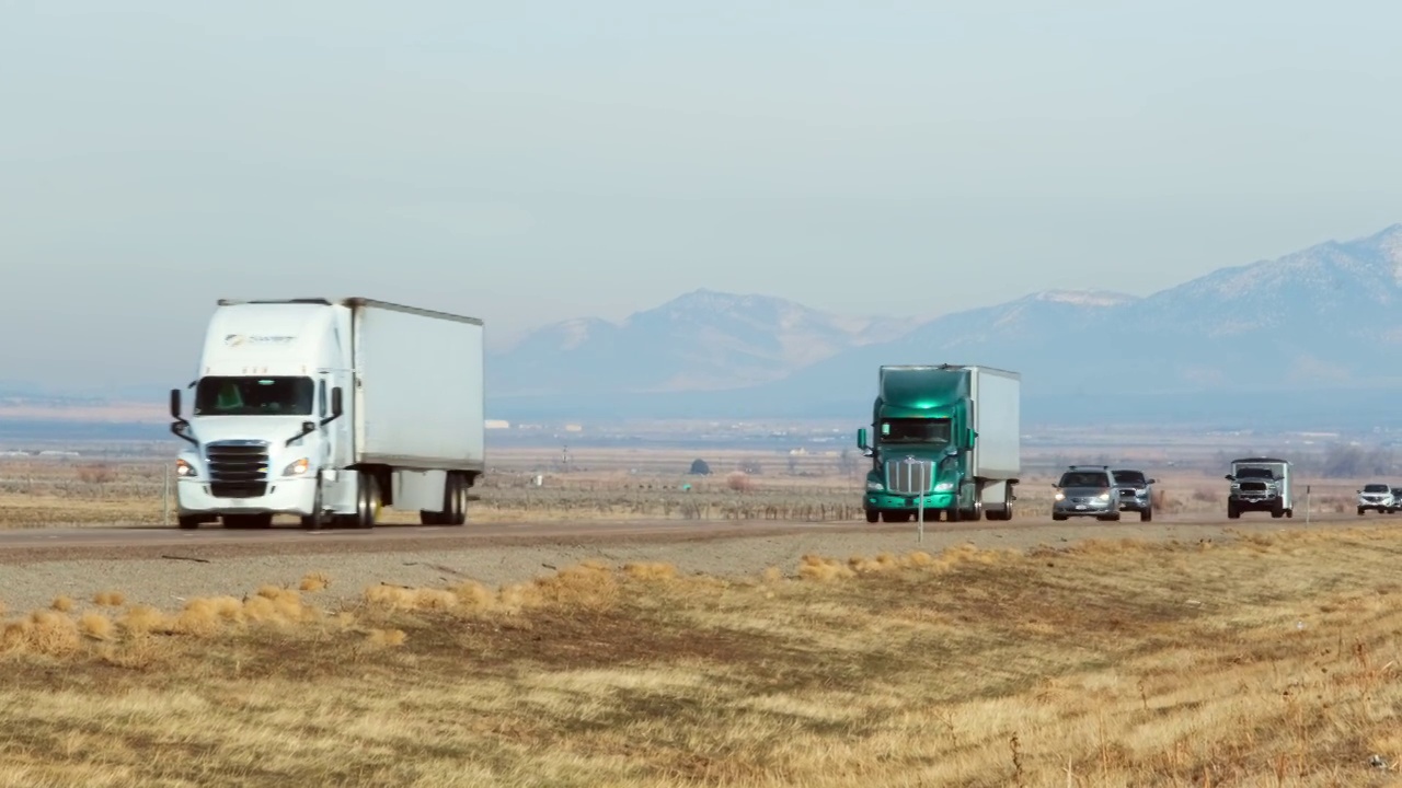在美国西部乡村州际公路上的长途卡车视频下载