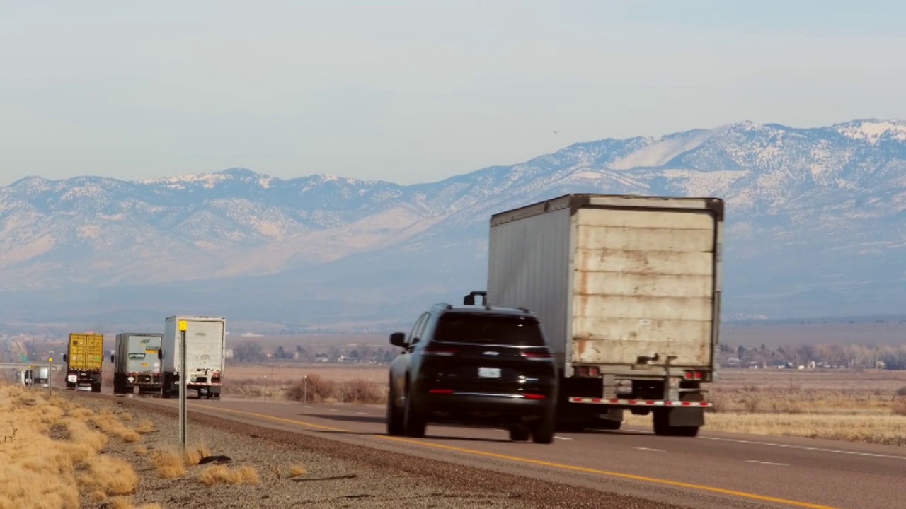 在美国西部乡村州际公路上的长途卡车视频下载