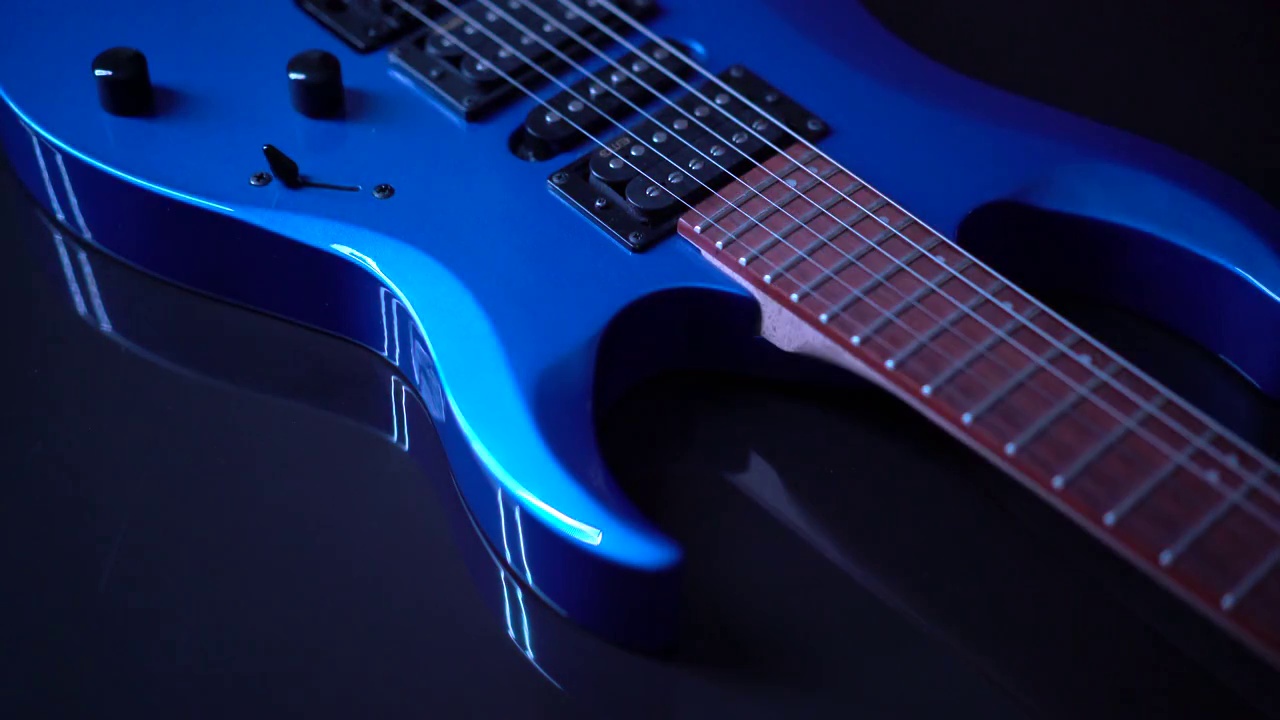 用电吉他的一部分点亮霓虹灯的静物画。视频下载