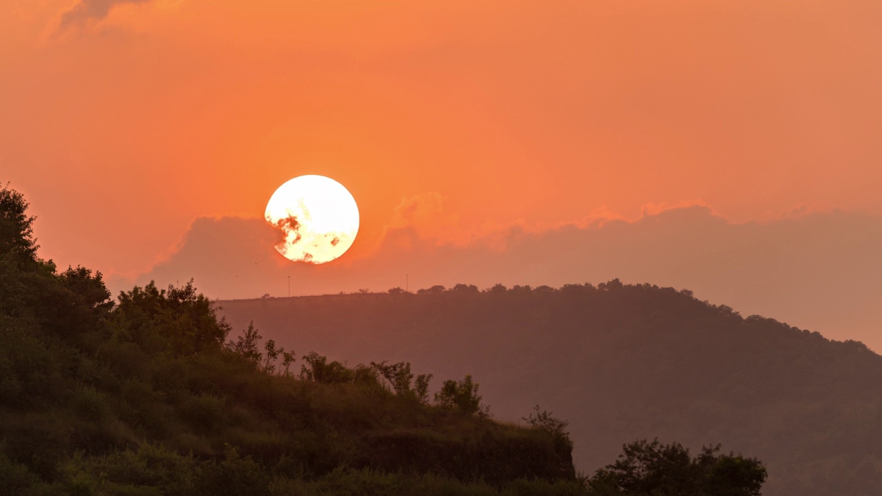 美丽的日落延时和Sahyadri山的颜色，浦那，马哈拉施特拉邦视频下载