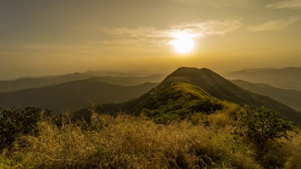 美丽的早晨和日出，从Sinhagad堡，浦那，印度马哈拉施特拉邦，Sahyadri山的顶部视频下载