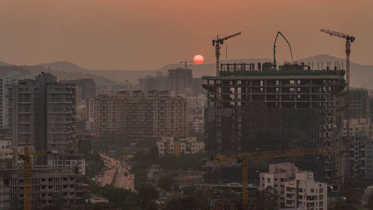 落日与城市景观的延时，城市高层建筑的发展与成长视频下载