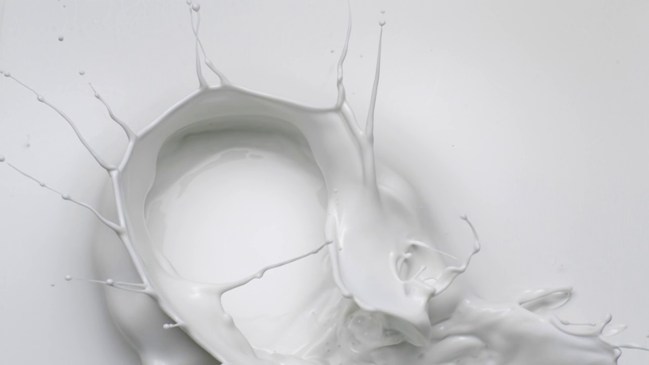 超慢镜头和俯视图特写，将白色液体扔进牛奶池，在画面上溅起水花视频素材