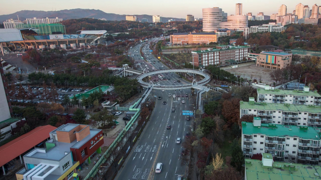▽白天和黑夜=韩国京畿道水原市权善区权善市中心的环形车道视频下载