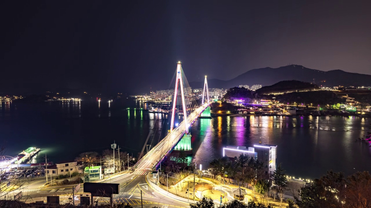 韩国全罗南道丽水市国区，多尔山大桥上的夕阳和夜景视频下载