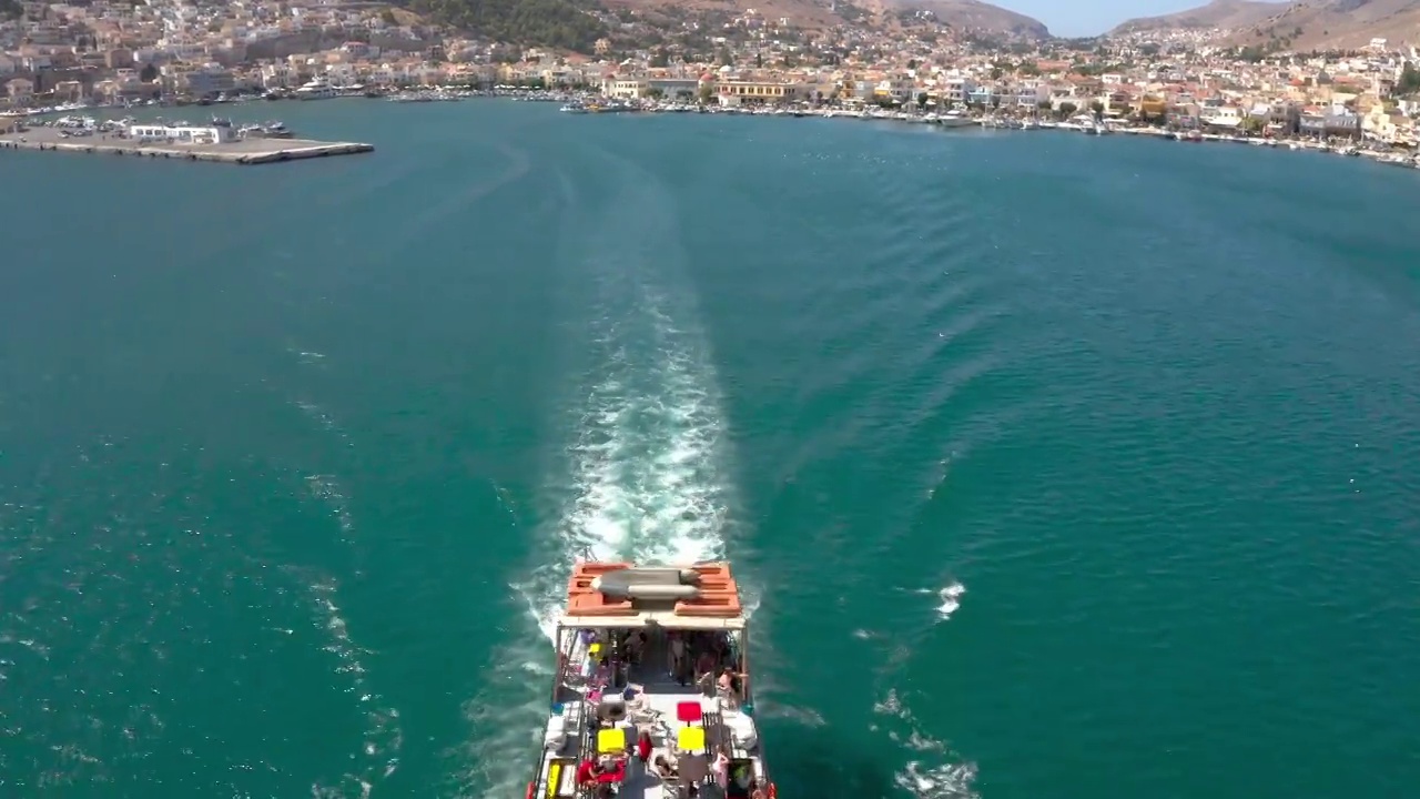 一艘游轮从希腊科斯港起飞视频素材