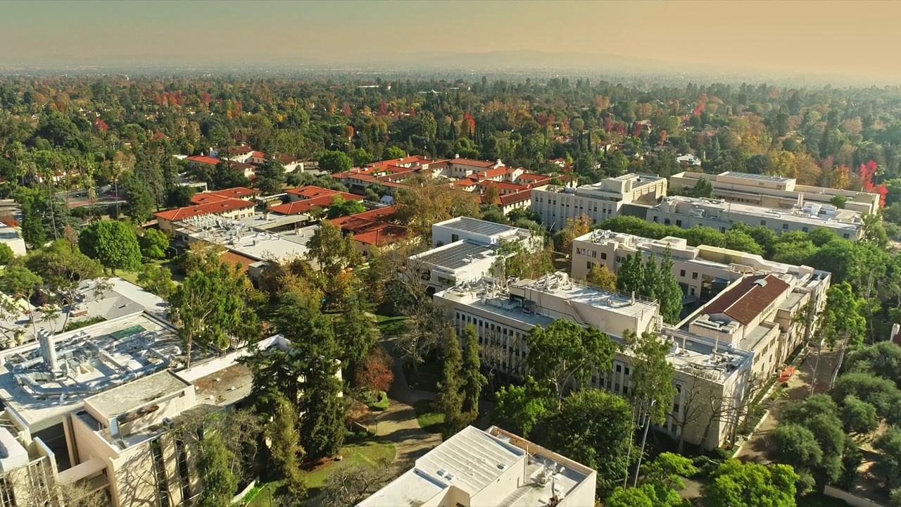 在加州理工学院校园的建筑物上的空中视频下载